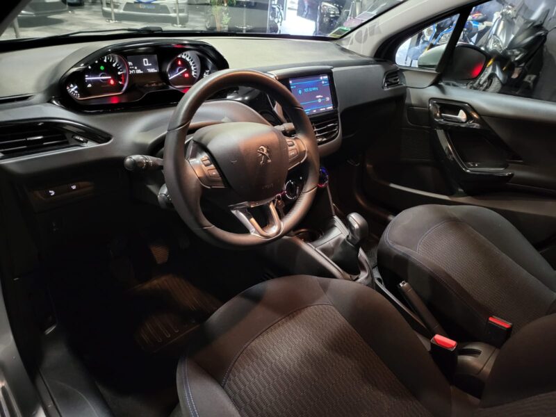 PEUGEOT 208 1.2 PURETECH 82ch SIGNATURE 5p