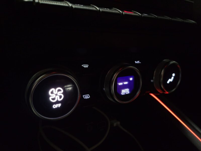     RENAULT CLIO V 1.3 TCe 130 cv RS LINE CAMERA / CARPLAY / BOITE AUTO