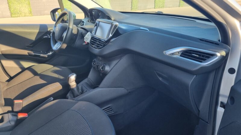 PEUGEOT 208  2017