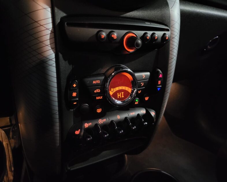 MINI COUNTRYMAN SD COOPER LCi 2.0 143cv PARK LANE TOIT OUVRANT / GPS / ATTELAGE 