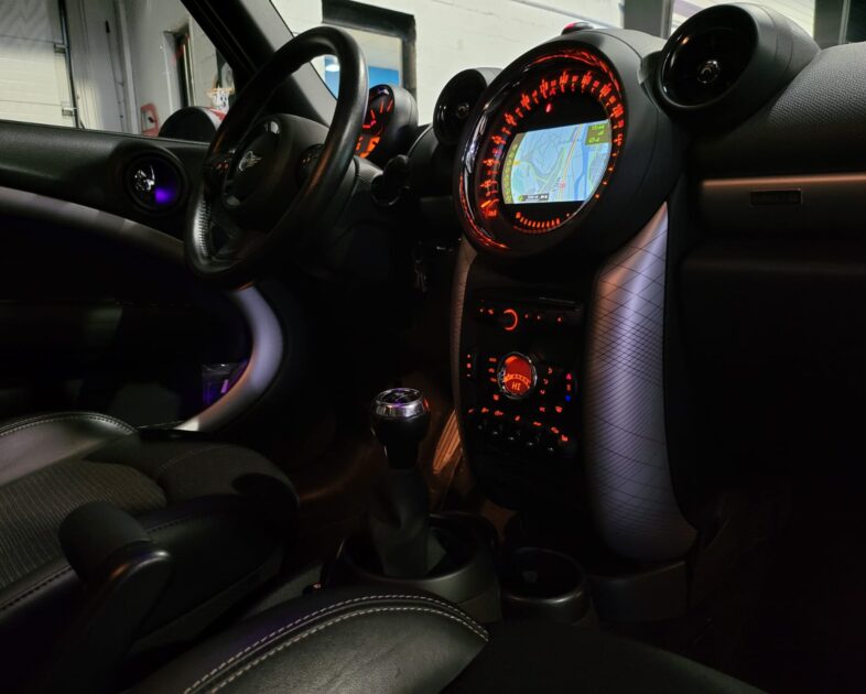 MINI COUNTRYMAN SD COOPER LCi 2.0 143cv PARK LANE TOIT OUVRANT / GPS / ATTELAGE 