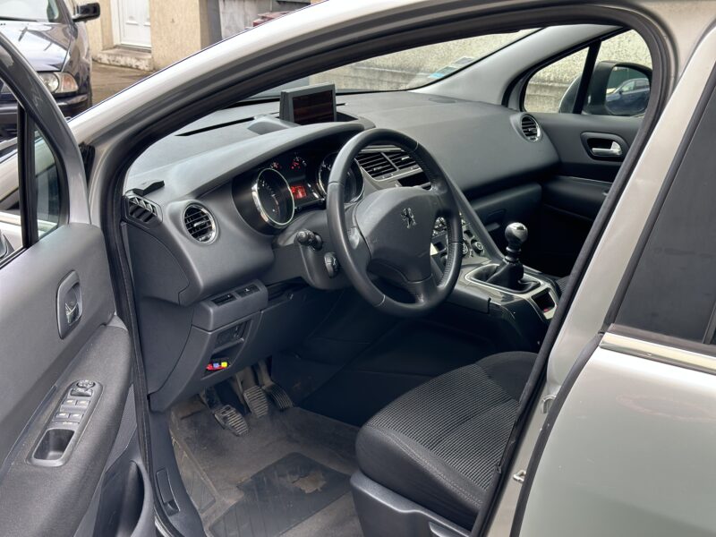 PEUGEOT 5008 2011
