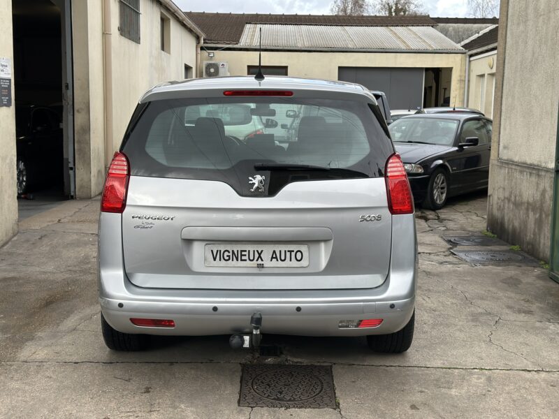 PEUGEOT 5008 2011