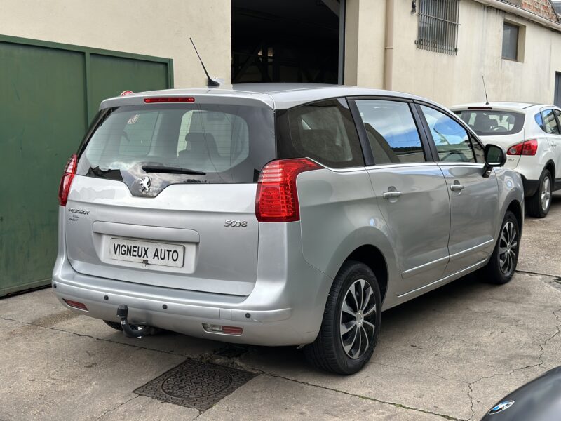 PEUGEOT 5008 2011