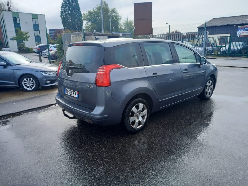 PEUGEOT 5008 2011