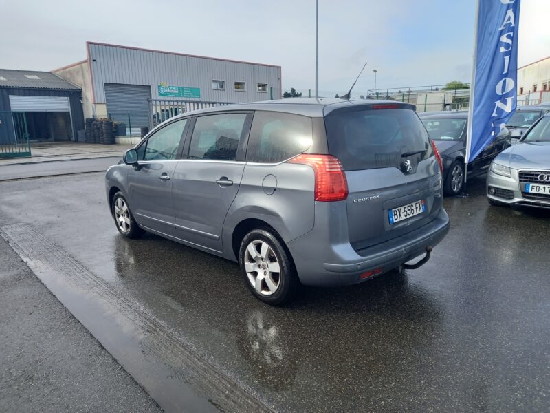 PEUGEOT 5008 2011