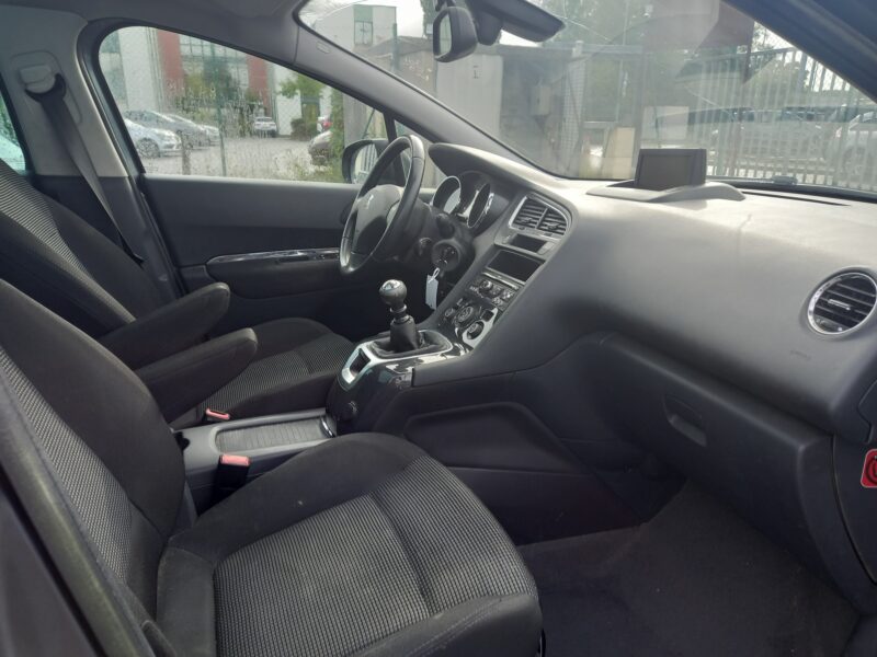 PEUGEOT 5008 2011