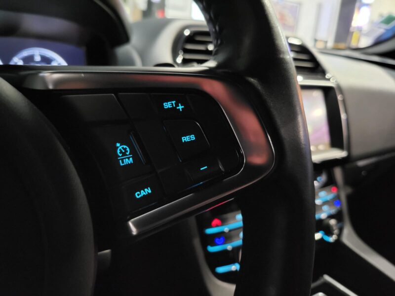 JAGUAR F-PACE 2.0 BI-TURBO 240 CV 25d AWD R-SPORT CAMERA/ SIEGE ELECTRIQUE / PACK BLACK