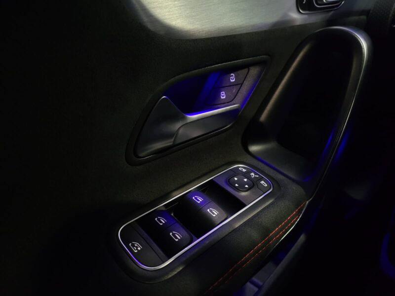 MERCEDES CLASSE A 200 2019 163cv AMG-line / TOIT OUVRANT/ENTRETIEN MERCEDES 