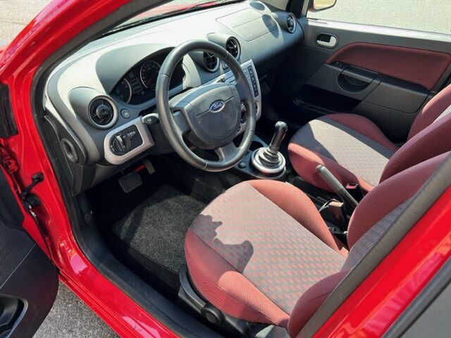 FORD FIESTA 1,4l FUTURA AUTOMATIQUE 2004