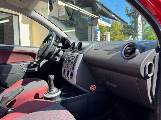 FORD FIESTA 1,4l FUTURA AUTOMATIQUE 2004