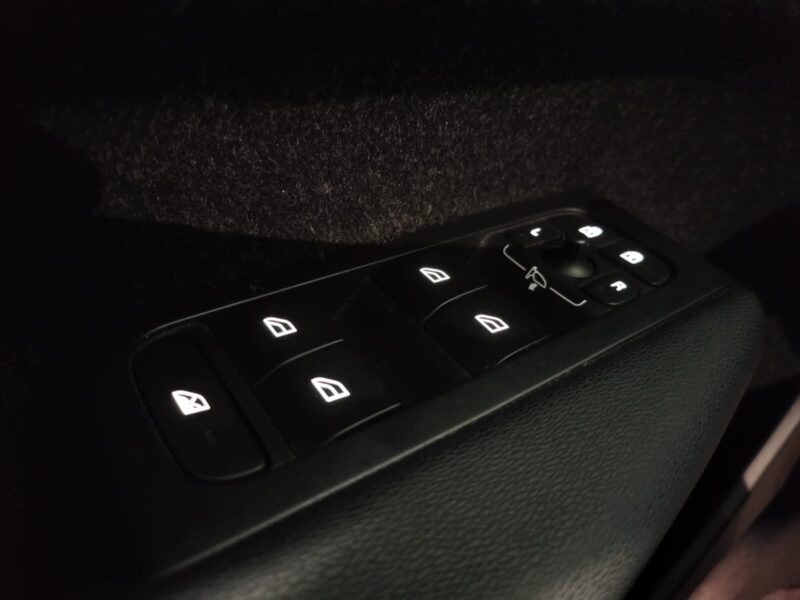 VOLVO XC40 D4 AWD 190CH R-DESIGN APPLE CARPLAY/ANDROID AUTO/CAMERA