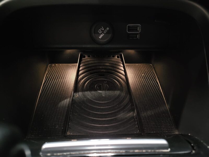 VOLVO XC40 D4 AWD 190CH R-DESIGN APPLE CARPLAY/ANDROID AUTO/CAMERA