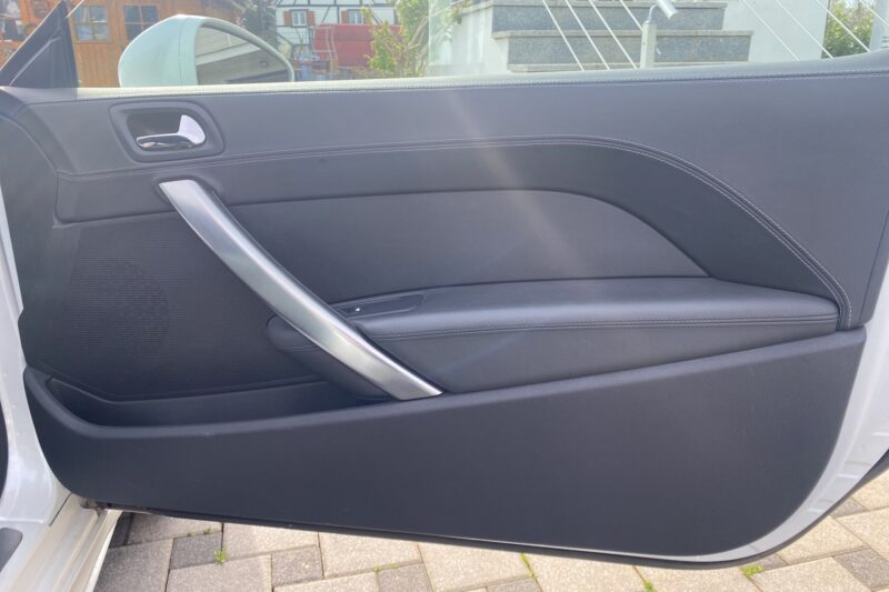 PEUGEOT RCZ blanche nacrée156 ch cuir+ sièges chauffants