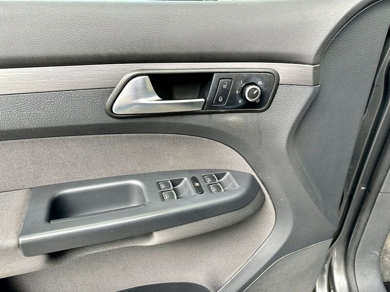 VOLKSWAGEN TOURAN 2012