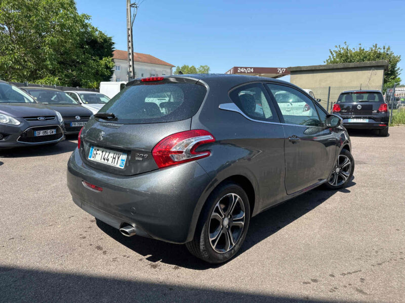 PEUGEOT 208 2013