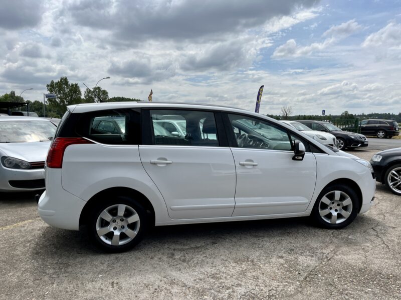 PEUGEOT 5008 2013