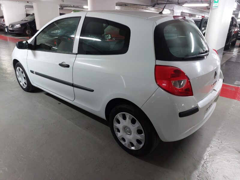RENAULT CLIO III SOCIETE 2 PLACES RIEN A PREVOIR