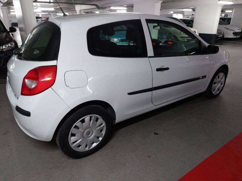RENAULT CLIO III SOCIETE 2 PLACES RIEN A PREVOIR