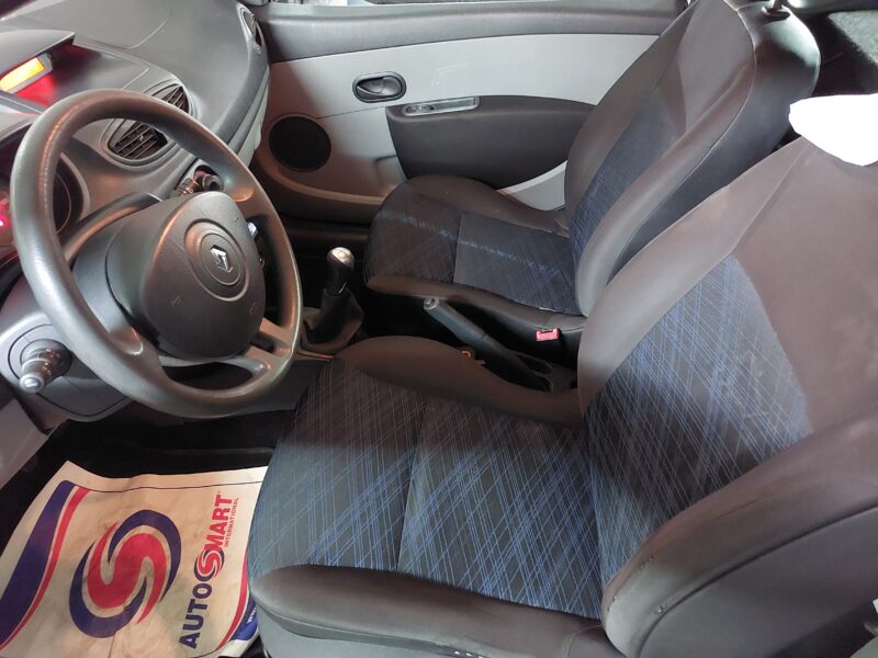 RENAULT CLIO III SOCIETE 2 PLACES RIEN A PREVOIR