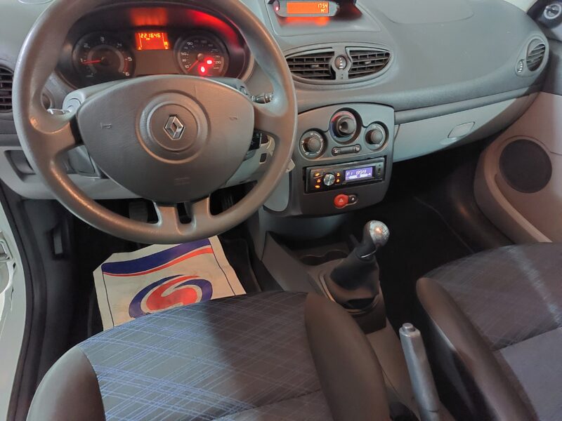RENAULT CLIO III SOCIETE 2 PLACES RIEN A PREVOIR