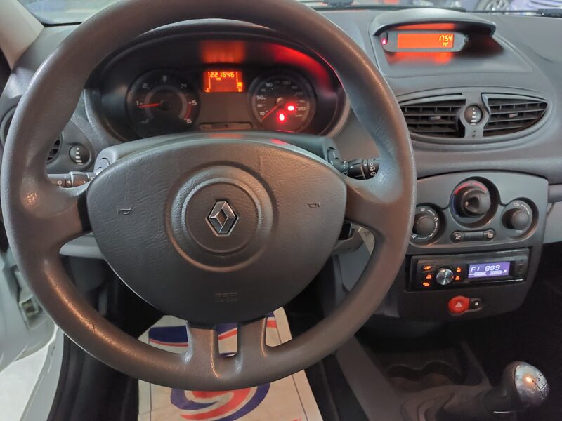 RENAULT CLIO III SOCIETE 2 PLACES RIEN A PREVOIR