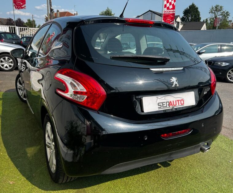 PEUGEOT 208 2012