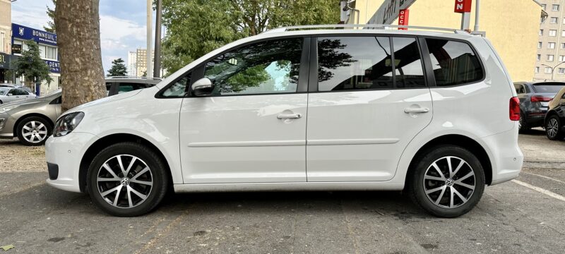 VOLKSWAGEN TOURAN 2011