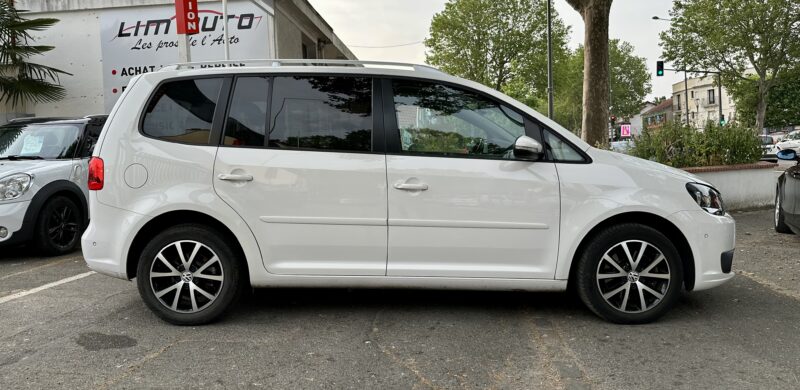 VOLKSWAGEN TOURAN 2011
