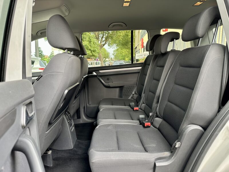 VOLKSWAGEN TOURAN 2011