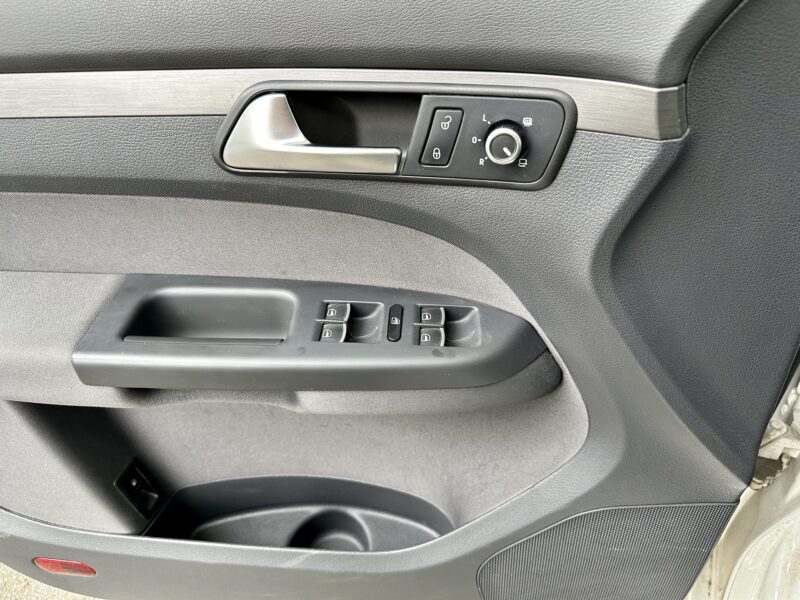 VOLKSWAGEN TOURAN 2011