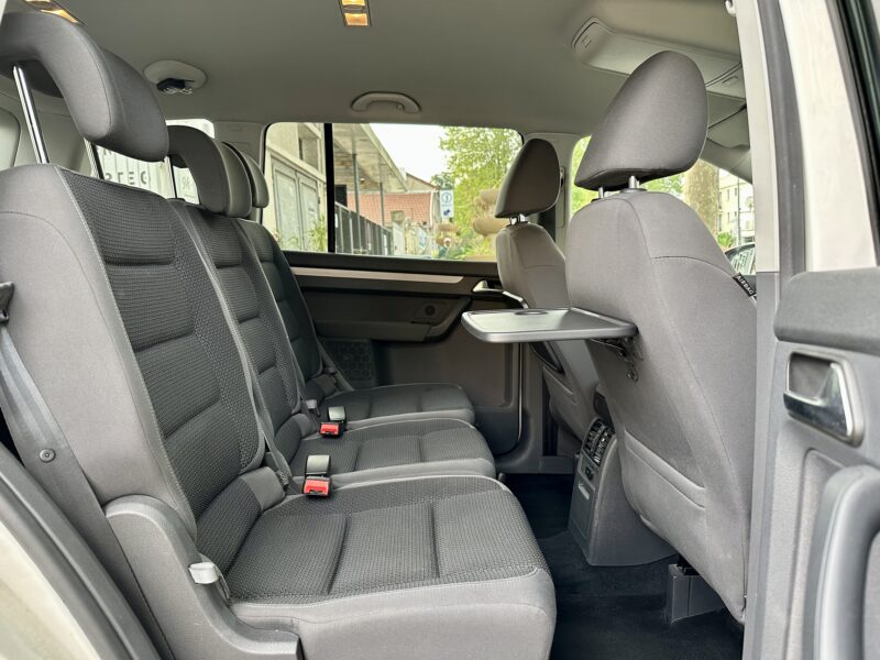 VOLKSWAGEN TOURAN 2011