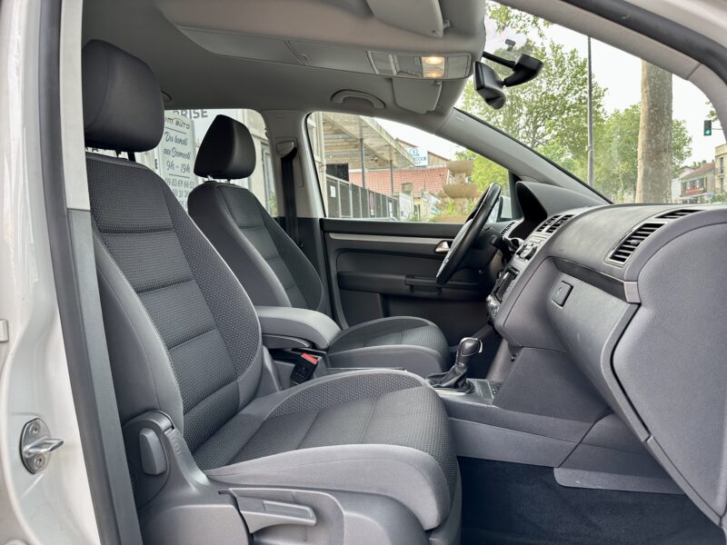 VOLKSWAGEN TOURAN 2011