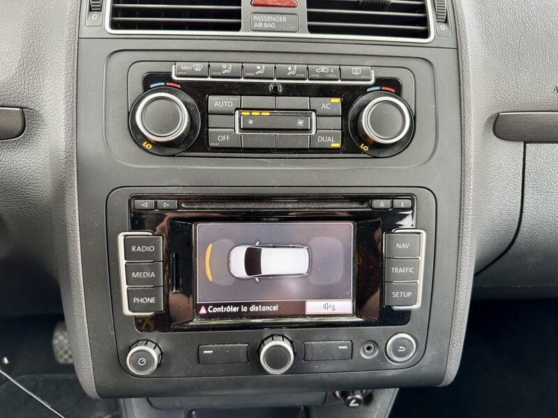 VOLKSWAGEN TOURAN 2011