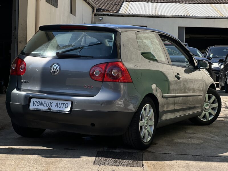 VOLKSWAGEN GOLF V 2004