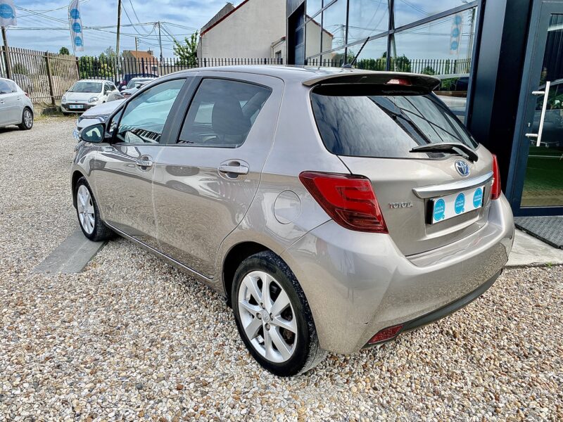 TOYOTA YARIS HYBRID ATTITUDE 2015