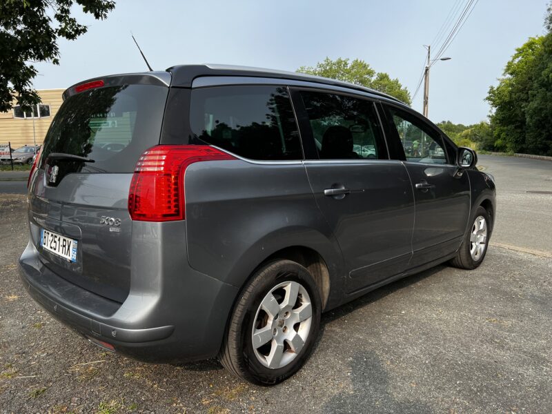 PEUGEOT 5008 2011