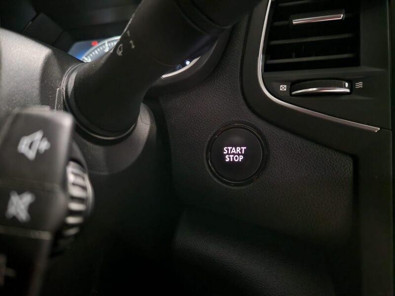 RENAULT MEGANE IV 1.2 TCe 130cv Intens BVM6 // 4 PNEUS NEUF/ENTRETIEN A JOUR/HISTORIQUE DISPONIBLE