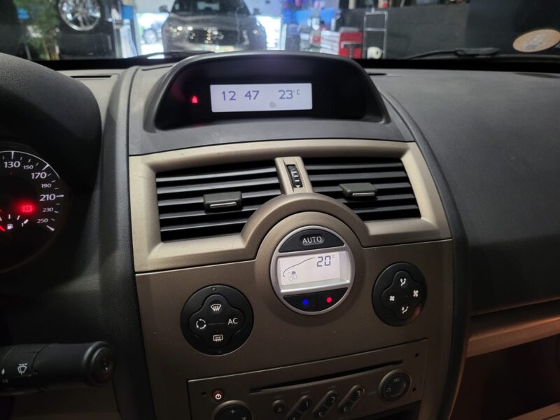 RENAULT MEGANE CC 1.9 dCi 130cv Privilège BVM6 3p // PREMIERE MAIN/CAPOTE ELECTRIQUE/RADAR-AR