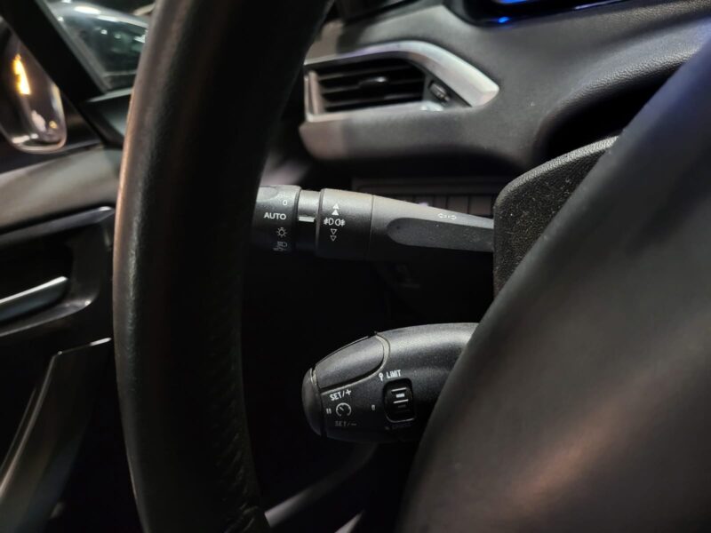 PEUGEOT 208 1.6 e-HDi 92cv Féline 5p // TOIT PANORAMIQUE/RADAR-AR/GPS/BLUETOOTH