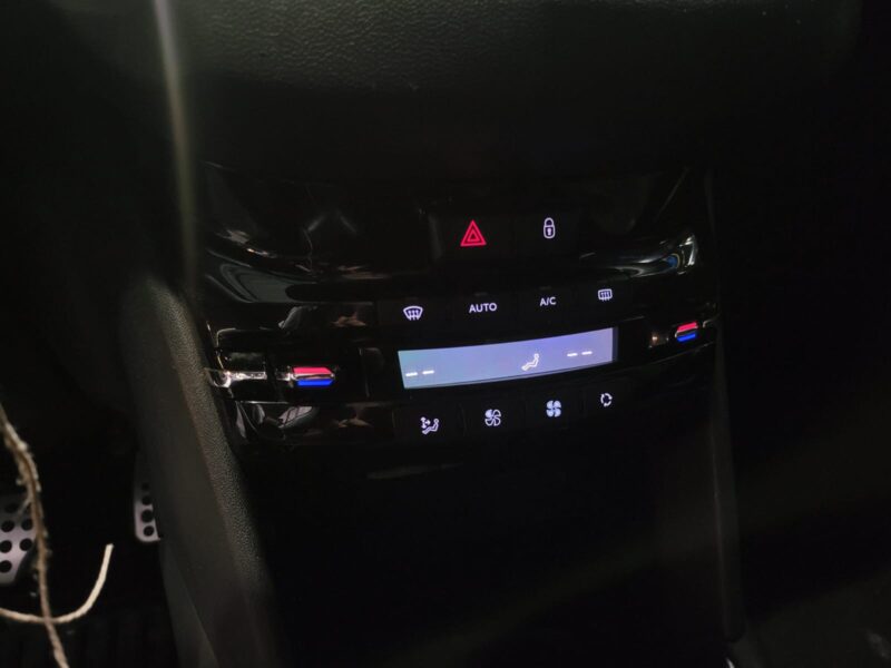 PEUGEOT 208 1.6 e-HDi 92cv Féline 5p // TOIT PANORAMIQUE/RADAR-AR/GPS/BLUETOOTH