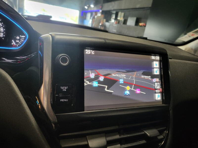 PEUGEOT 208 1.6 e-HDi 92cv Féline 5p // TOIT PANORAMIQUE/RADAR-AR/GPS/BLUETOOTH