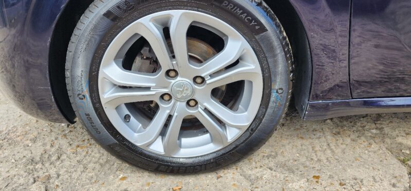 PEUGEOT 208 1.6 E-HDI 92 ALLURE