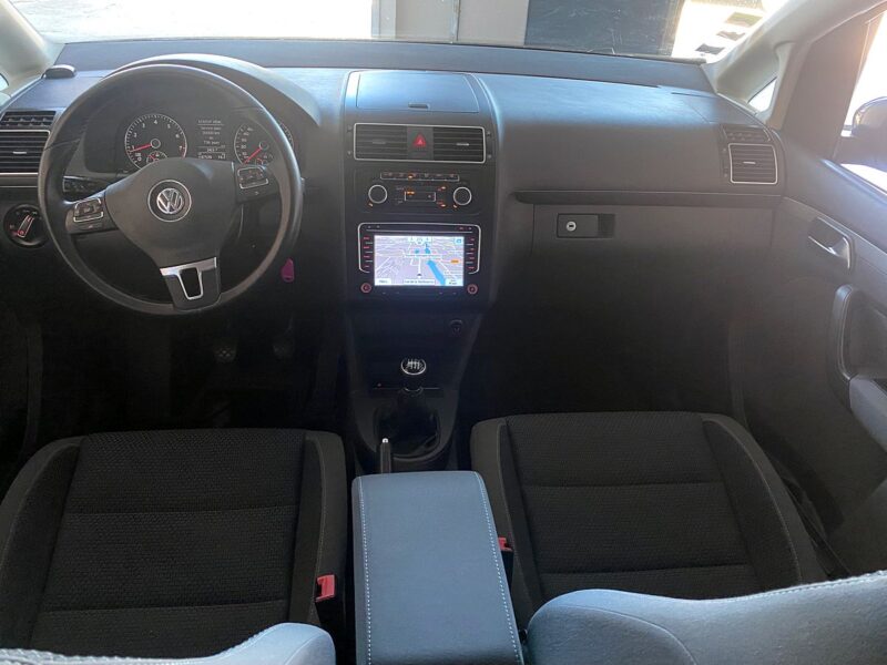 VOLKSWAGEN TOURAN 2011