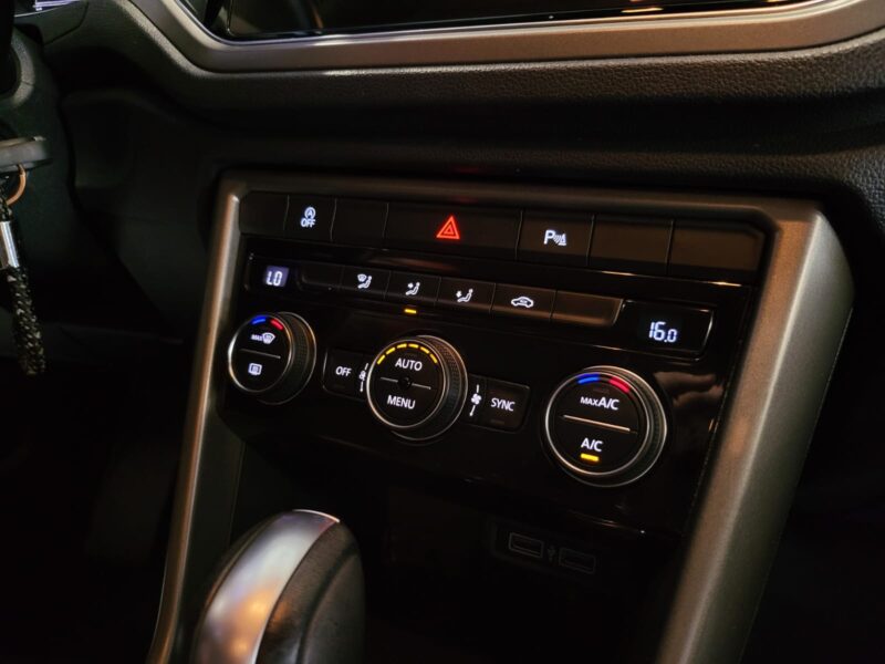 VOLKSWAGEN T-ROC 1.5 TSI 150CH DSG7 LOUNGE / PREMIERE MAIN + CAMERA + FULL LED + CARPLAY