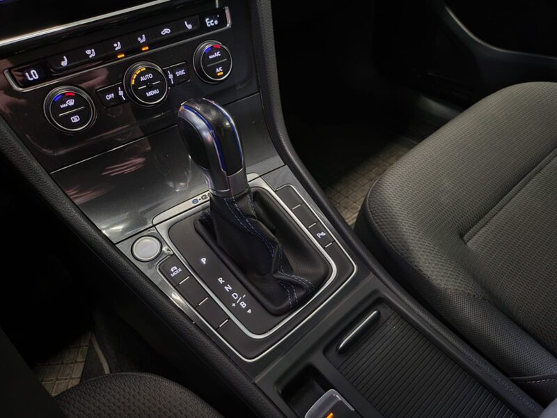VOLKSWAGEN E-GOLF 136cv VIRTUAL COCKPIT / APPLE CARPLAY / JANTES 18 / SIEGES CHAUFFANTS
