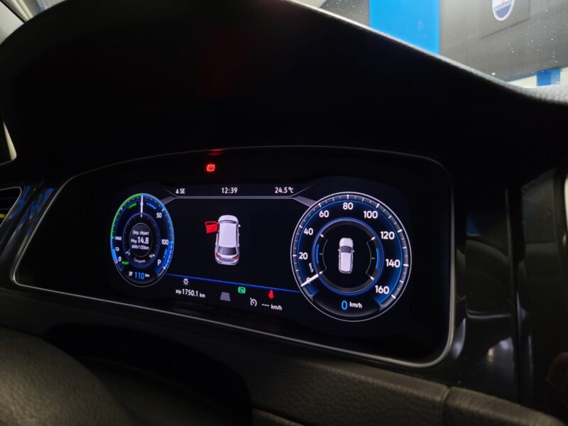 VOLKSWAGEN E-GOLF 136cv VIRTUAL COCKPIT / APPLE CARPLAY / JANTES 18 / SIEGES CHAUFFANTS