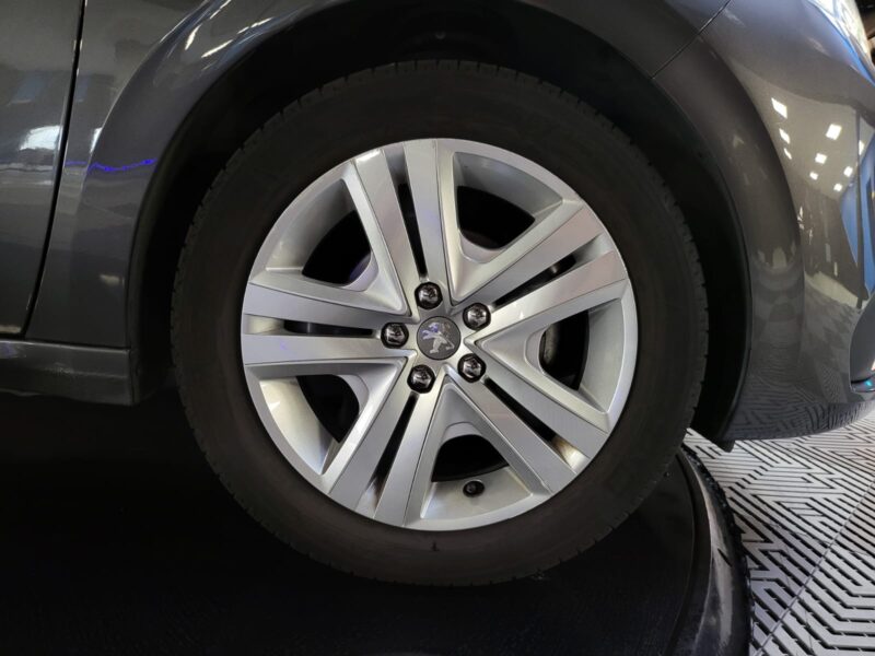 PEUGEOT 208 I 1.2 PureTech 82cv SIGNATURE /GPS+REGULATEUR+AIDE AU PARKING+CARPLAY/ 2018