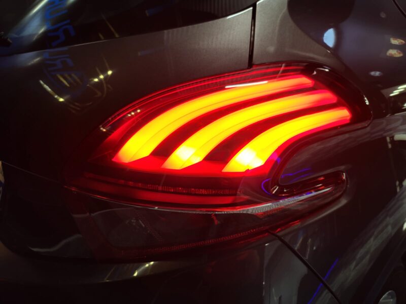 PEUGEOT 208 I 1.2 PureTech 82cv SIGNATURE /GPS+REGULATEUR+AIDE AU PARKING+CARPLAY/ 2018