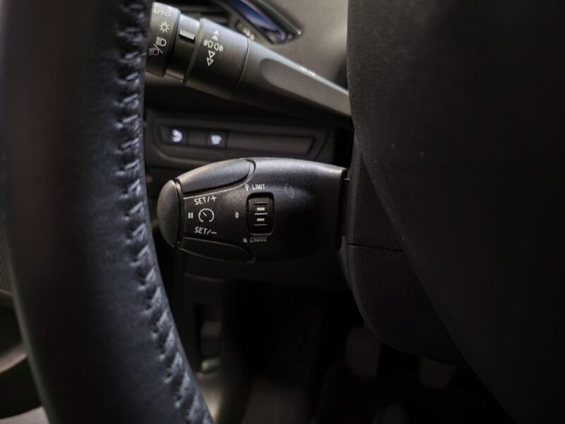 PEUGEOT 208 I 1.2 PureTech 82cv SIGNATURE /GPS+REGULATEUR+AIDE AU PARKING+CARPLAY/ 2018